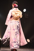 振袖をアピールする野口衣織。