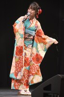 振袖をアピールする冨田菜々風。