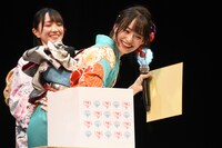 色紙プレゼントの抽選を行う冨田菜々風。