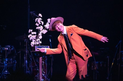 リズムマシンのボタンを押す“春の精”ことNARGO（Tp）。（撮影：ヤオタケシ）