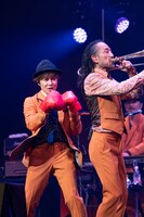 “ロックンロールボクサー”に扮したNARGO（Tp / 左）と北原雅彦（Tb / 右）。（撮影：ヤオタケシ）