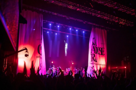 ライブのオープニングの様子。（撮影：ヤオタケシ）