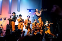 「Paradise Has No Border」を披露するスカパラメンバー。（撮影：ヤオタケシ）