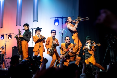 「Paradise Has No Border」を披露するスカパラメンバー。（撮影：ヤオタケシ）