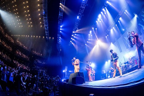 桜井和寿（Mr.Children / 中央）と東京スカパラダイスオーケストラ。（撮影：ヤオタケシ）