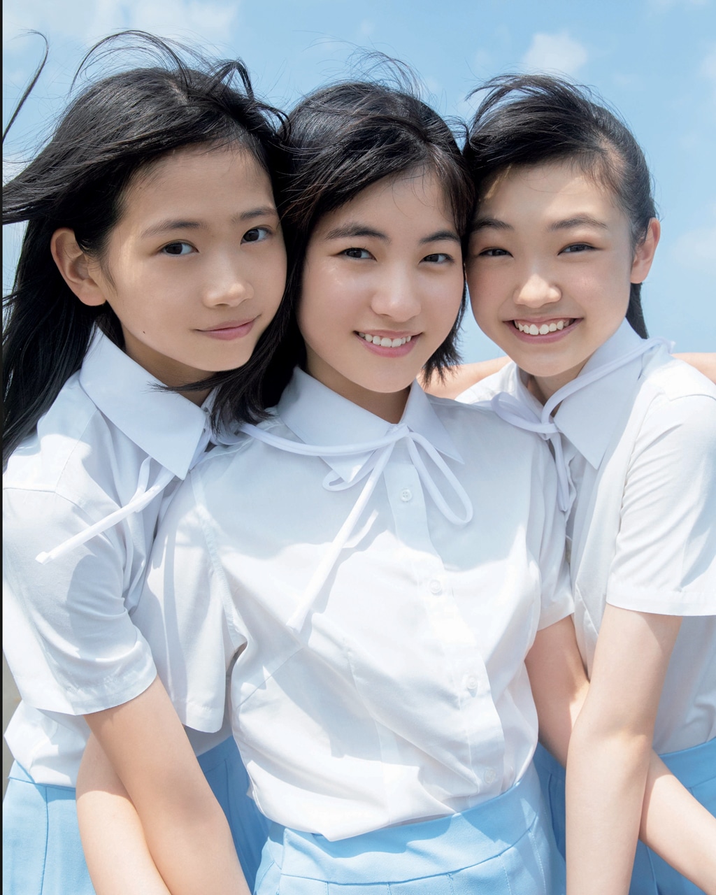 「モーニング娘。15期 OFFICIAL BOOK 2019-2021」より、2019年夏に撮影された写真。左から岡村ほまれ、北川莉央、山﨑愛生。