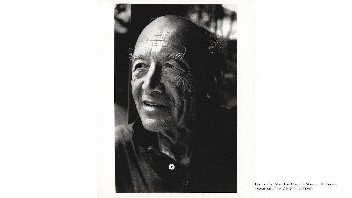 イサム・ノグチ（Photo: Jun Miki. The Noguchi Museum Archives, 04268.） (C)INFGM / ARS - JASPAR