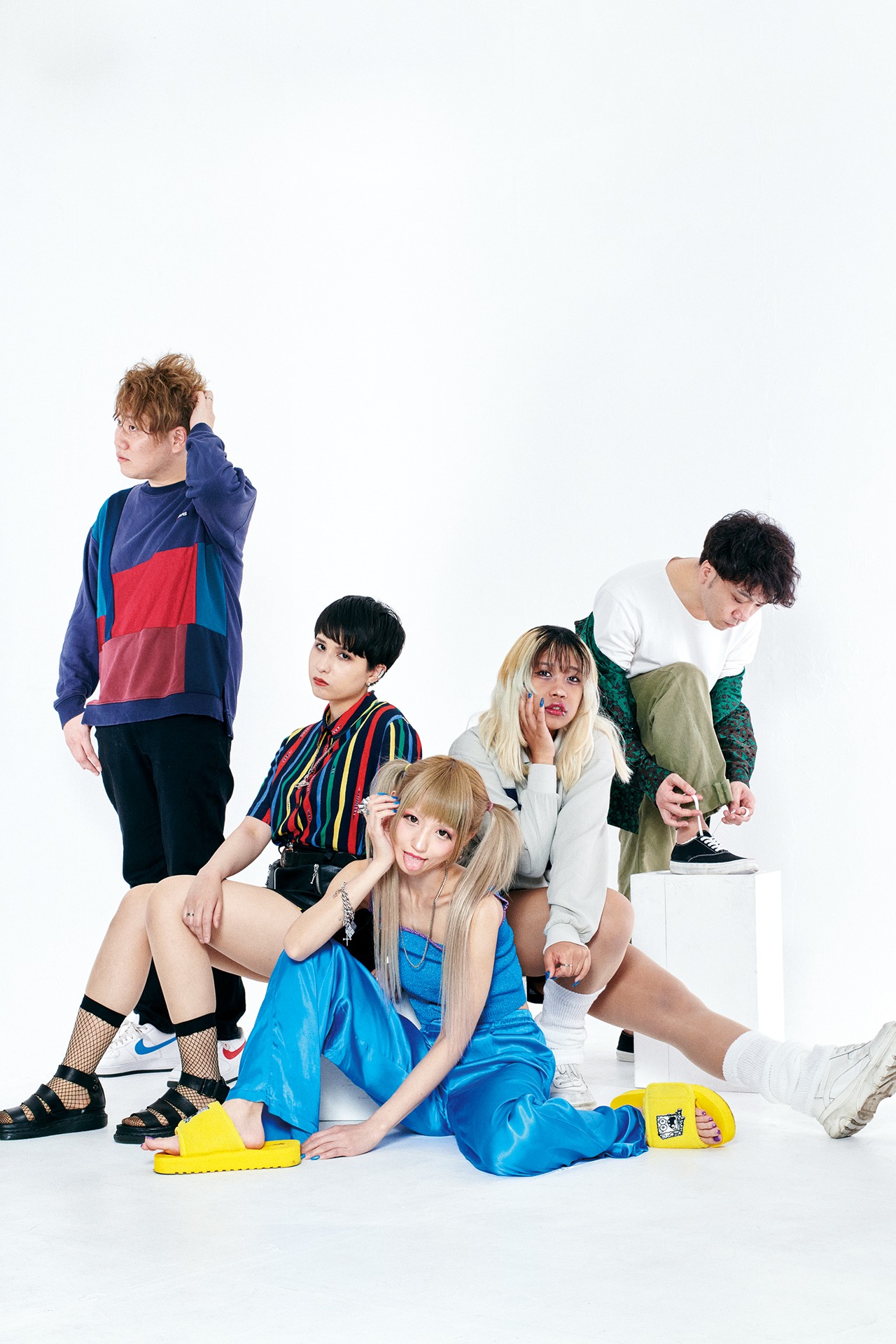 新体制のおやすみホログラム。左からぱーけん、兎馬フィグ、カナミル、マドちゃん、オガワコウイチ。