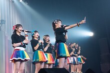 ペン型の360度カメラIQUIで記念撮影する虹のコンキスタドール。