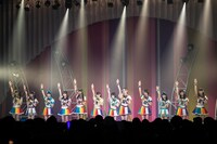 横一列に並んで宣誓する虹コン。