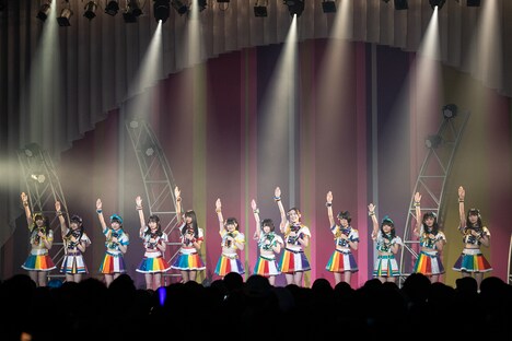 横一列に並んで宣誓する虹コン。