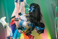 桐乃みゆ（上）を持ち上げる大和明桜（下）。