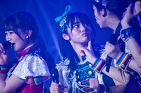 岡田彩夢（中央）の頬で遊ぶ蛭田愛梨（右）。