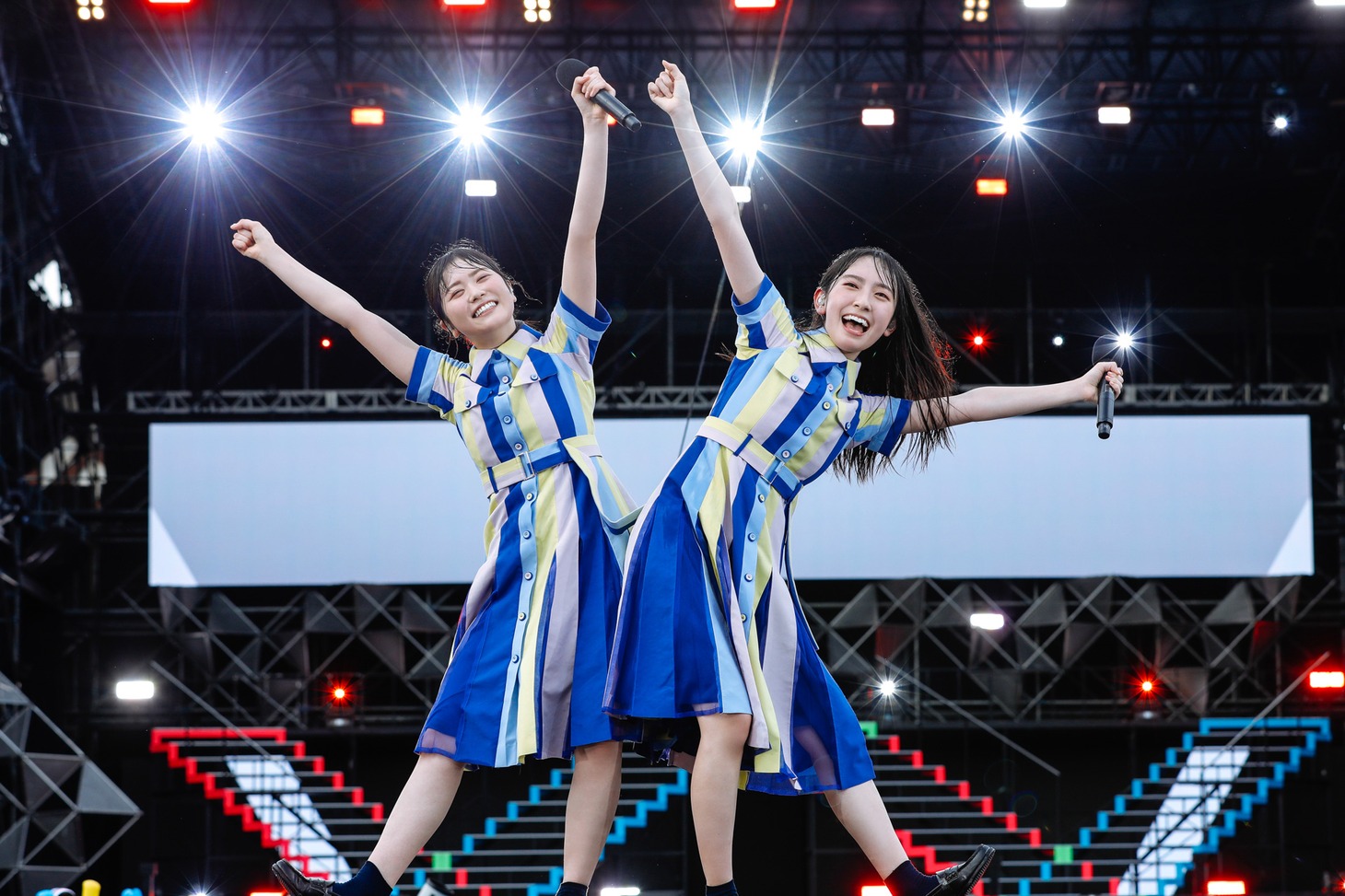 日向坂46による「W-KEYAKI FES.2021」2日目公演の様子。元気いっぱいの丹生明里（左）と金村美玖（右）。（撮影：上山陽介）