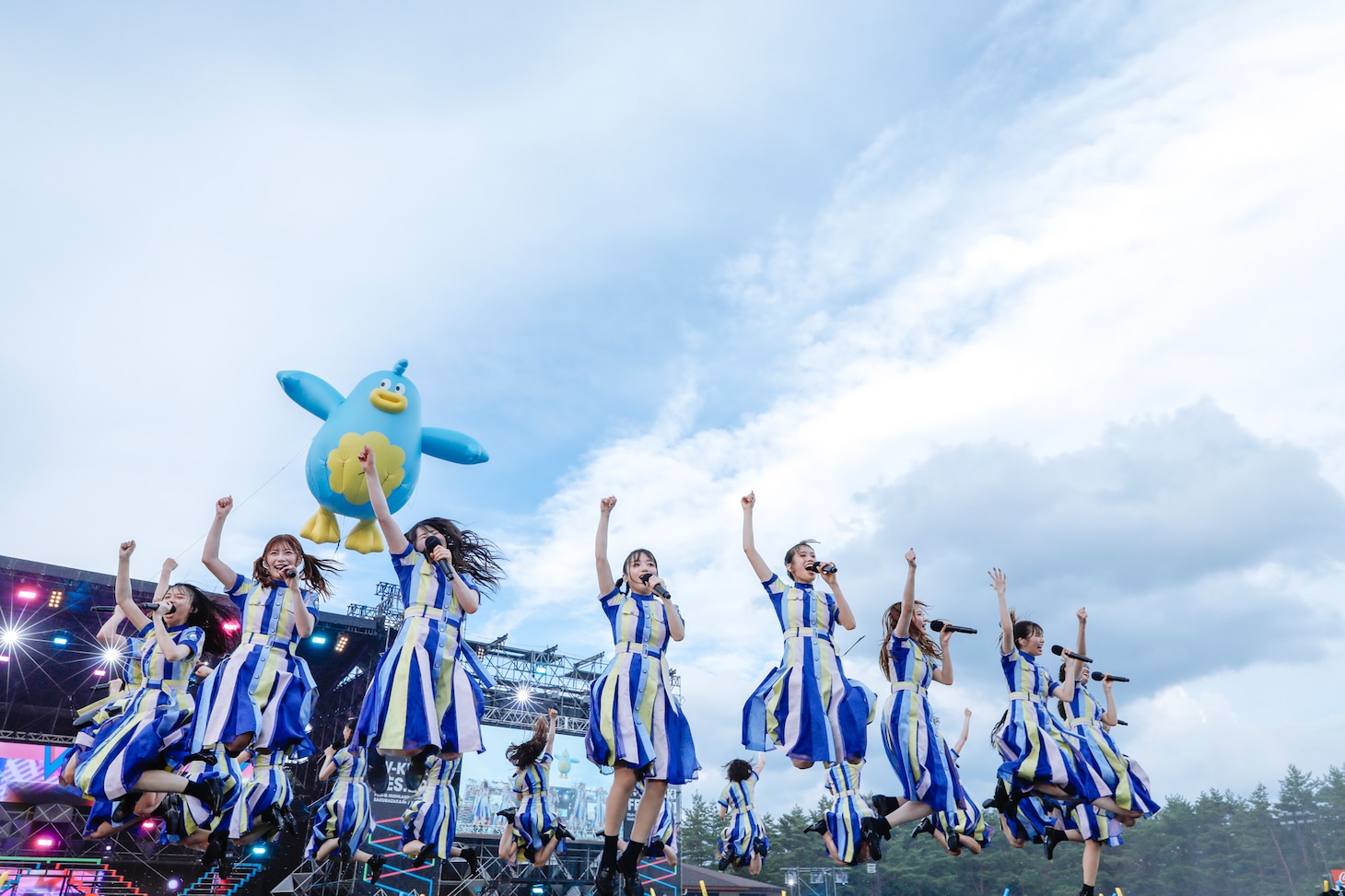日向坂46による「W-KEYAKI FES.2021」2日目公演の様子。（撮影：上山陽介）