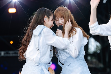 顔を寄せ合う日向坂46の齊藤京子（左）と加藤史帆（右）。（撮影：上山陽介）
