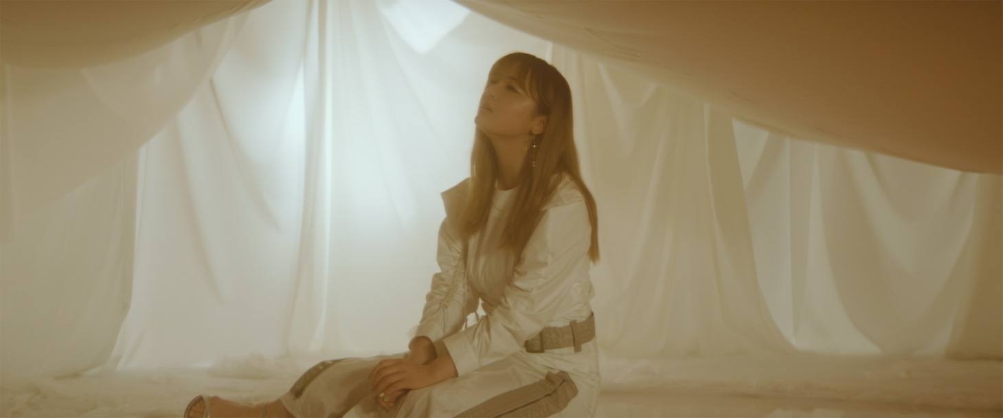 鈴木瑛美子「kIng」ミュージックビデオより。