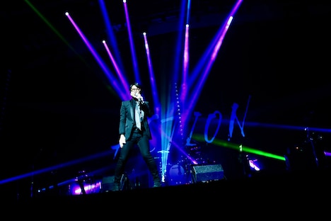 藤井フミヤ「藤井フミヤ コンサートツアー 2020-2021 “ACTION”」パシフィコ横浜 国立大ホール公演の様子。（写真提供：FFM）