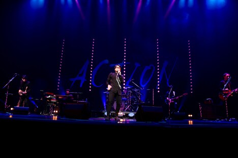 藤井フミヤ「藤井フミヤ コンサートツアー 2020-2021 “ACTION”」パシフィコ横浜 国立大ホール公演の様子。（写真提供：FFM）