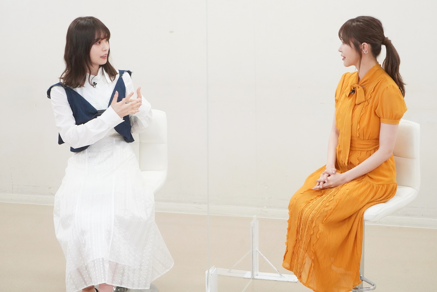 左から長濱ねる、指原莉乃。