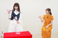 左から長濱ねる、指原莉乃。
