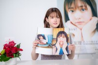 お気に入りのカットを見せる松村沙友理。