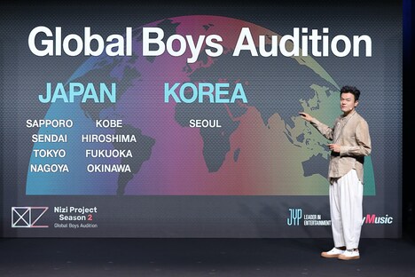 オーディション開催都市を回りながら、その地の美味しい食べ物を食べることを楽しみにしているというJ.Y. Park。(c)Sony Music Entertainment (Japan) Inc./JYP Entertainment.