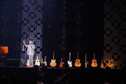 ステージ後方に並べられたギターを紹介するナオト・インティライミ。(写真提供:株式会社 エンジン)