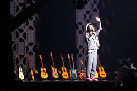 手を振るナオト・インティライミ。(写真提供:株式会社 エンジン)