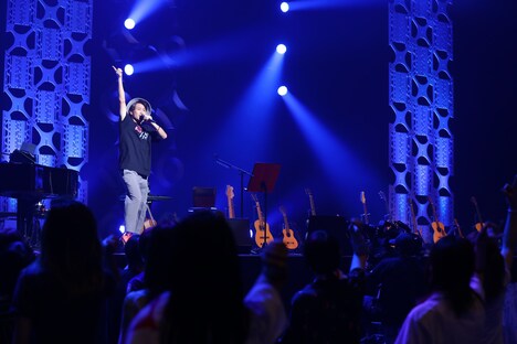 ナオト・インティライミ「ナオトの日 スペシャルLIVE 2021 ~じゅっしゅぅ、じゅっしゅぅ、10周年!! あなたが思うよりおまっトゥリです!!~」の様子。(写真提供:株式会社 エンジン)