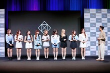 NiziUとJ.Y. Park。(c)Sony Music Entertainment (Japan) Inc.／JYP Entertainment.