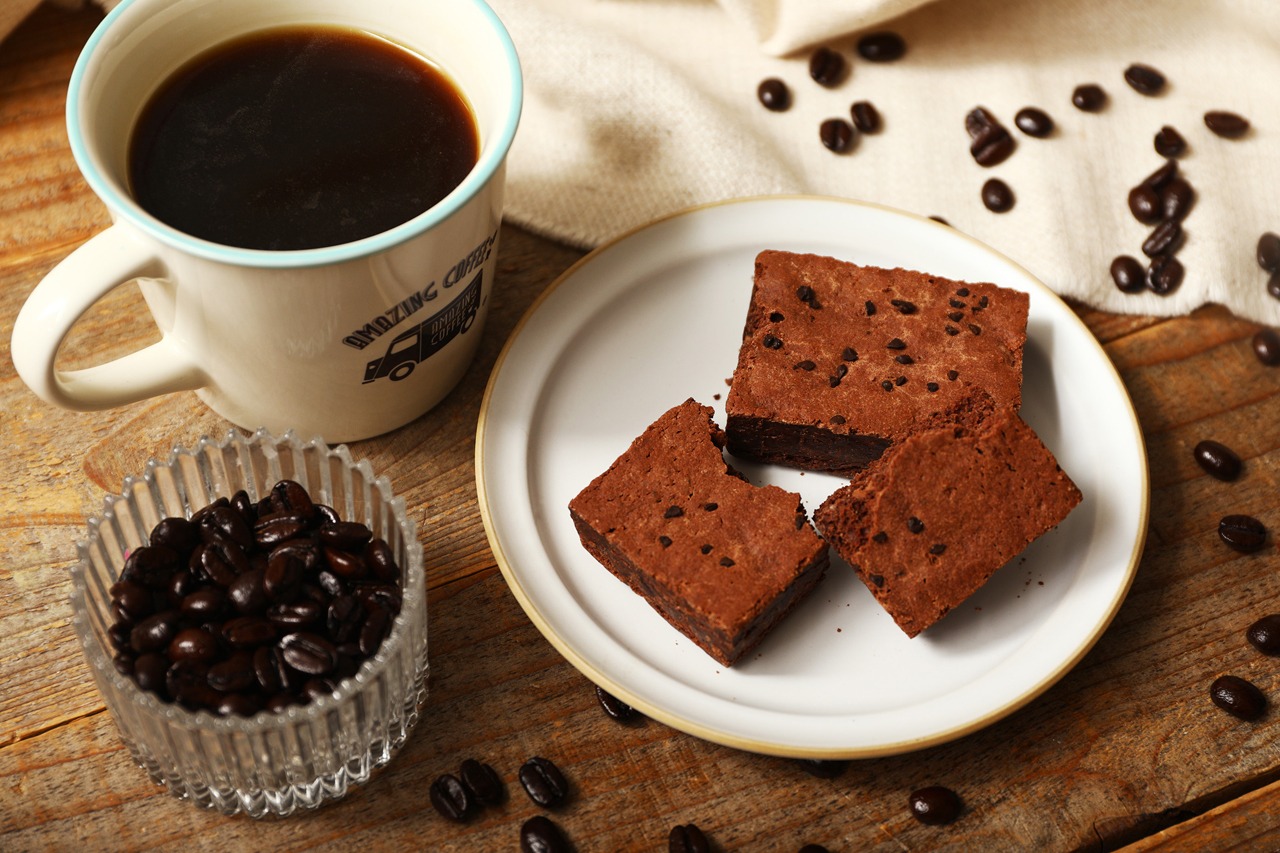 「世にもおいしい珈琲ブラウニー」とコーヒー。