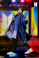 JINのスタチュー。