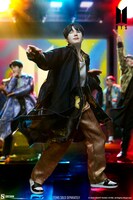 SUGAのスタチュー。