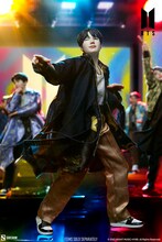 SUGAのスタチュー。