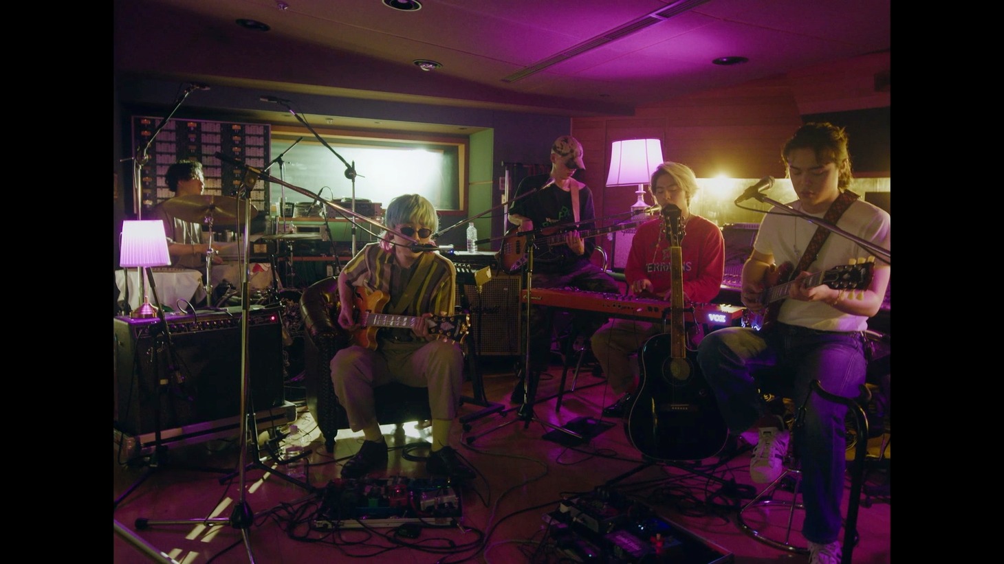 Kroi「Kroi "LENS" Acoustic Studio Session」のワンシーン。