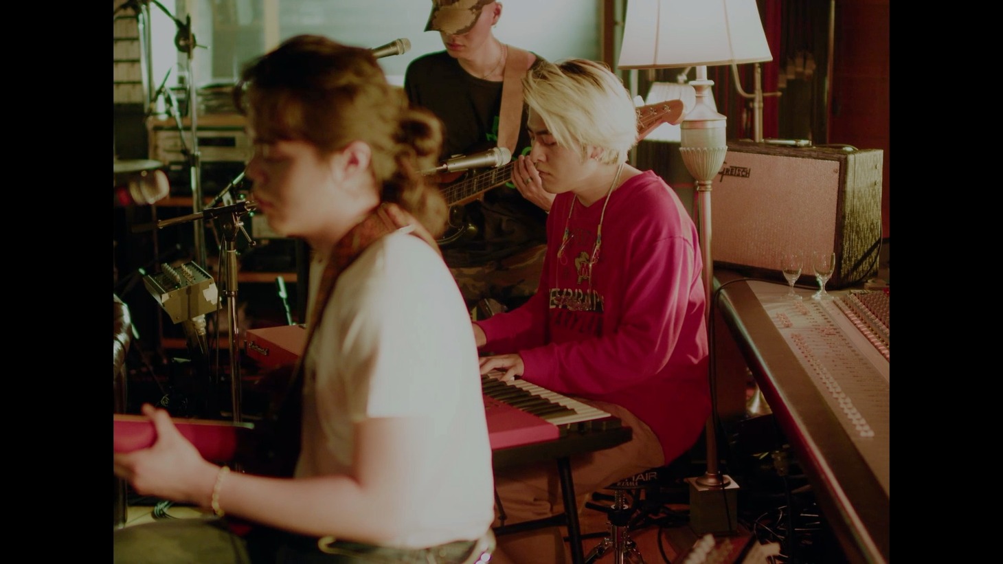 Kroi「Kroi "LENS" Acoustic Studio Session」のワンシーン。