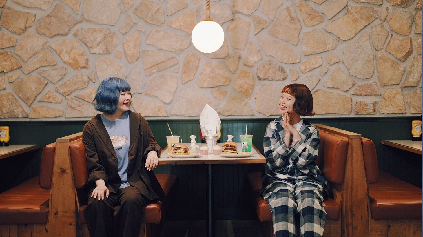 pinoko「JUNK feat. asmi」ミュージックビデオより。