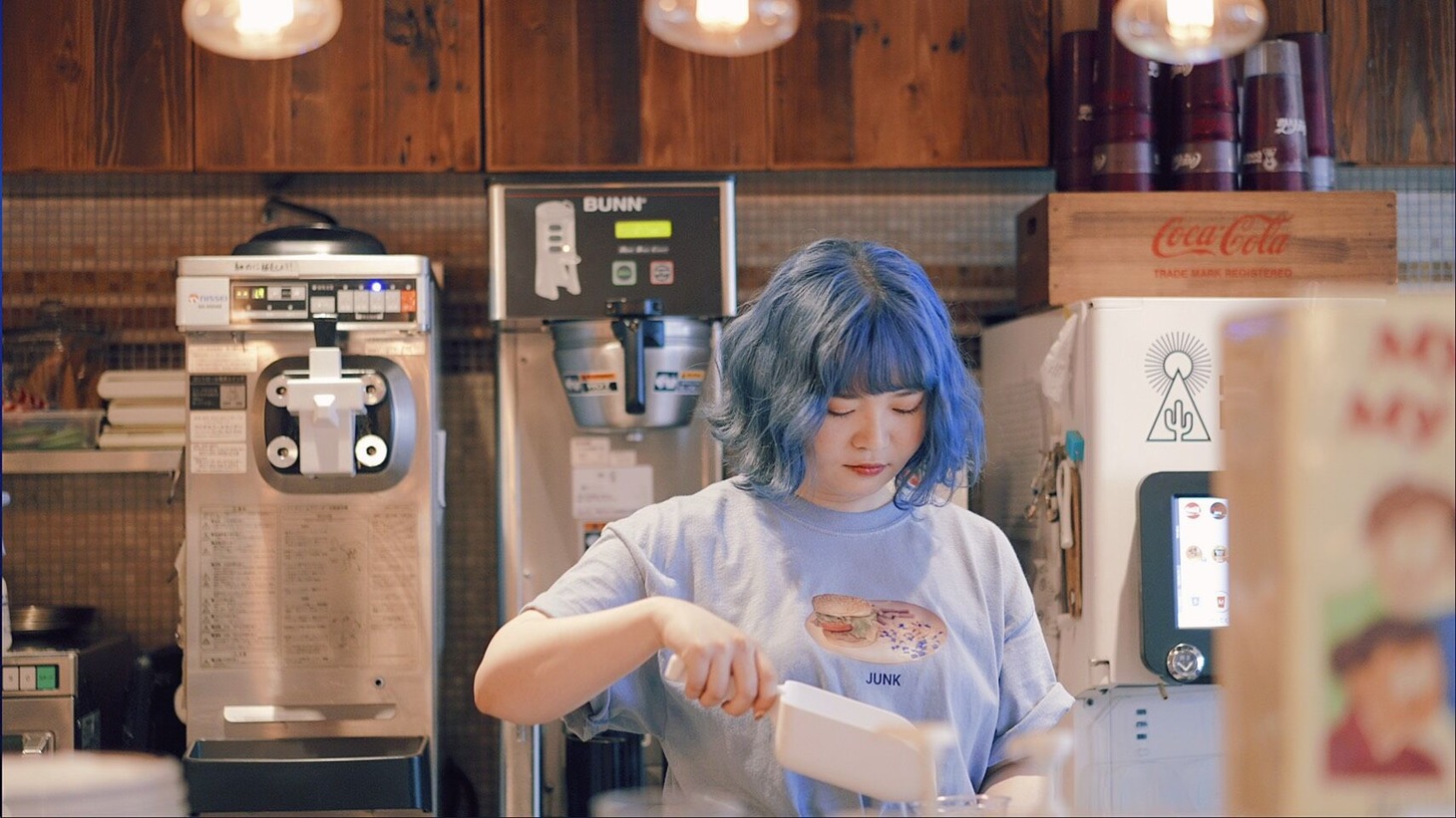 pinoko「JUNK feat. asmi」ミュージックビデオより。