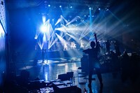 がらんとした無観客のフロアで踊る安本彩花。