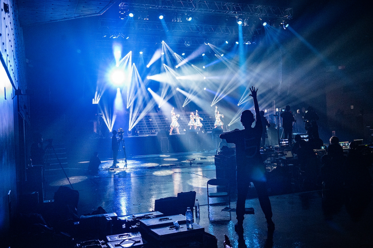 がらんとした無観客のフロアで踊る安本彩花。