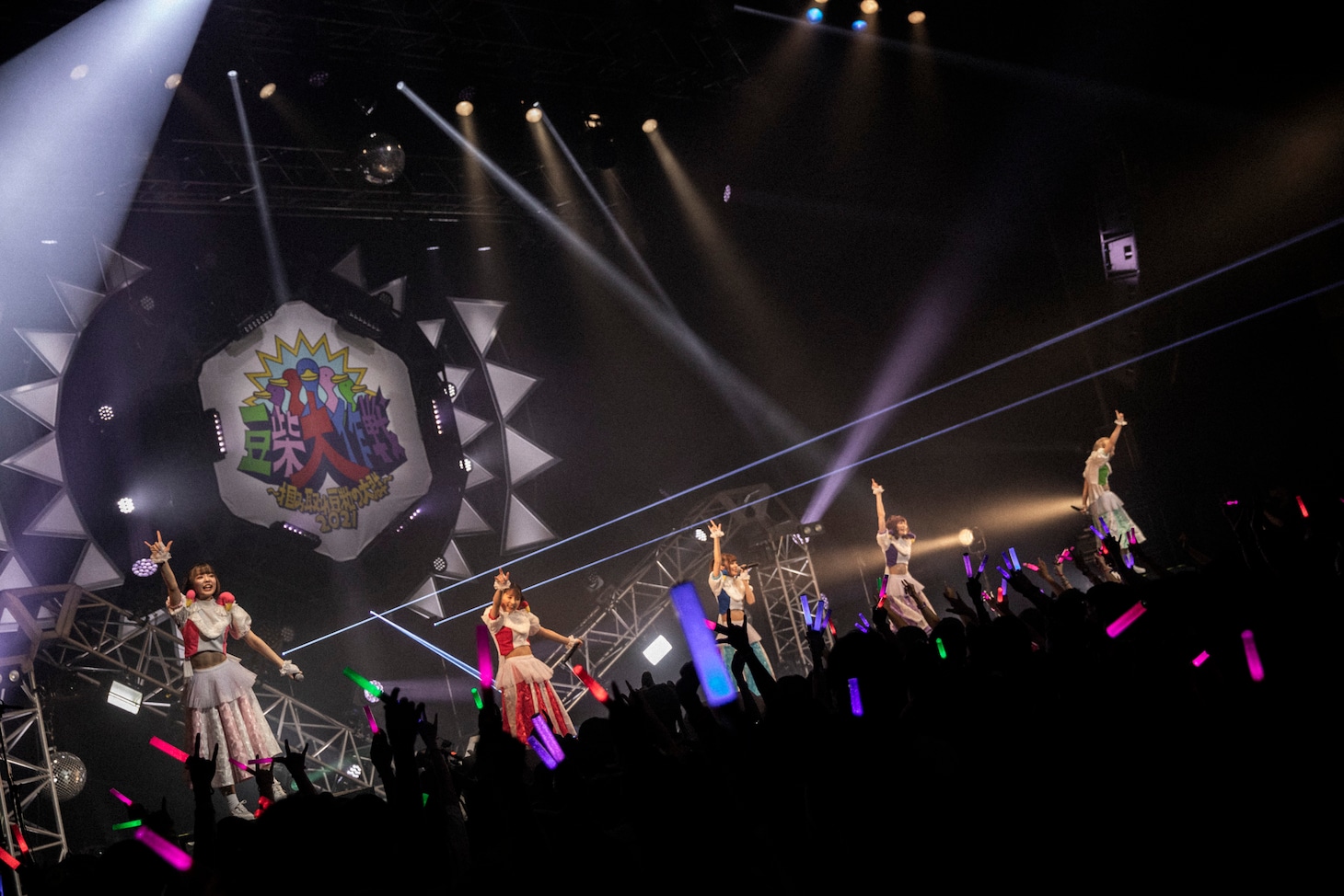 豆柴の大群のライブの様子。（Photo by sotobayashi kenta）