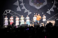 豆柴の大群、さらば青春の光、クロちゃん。（Photo by sotobayashi kenta）