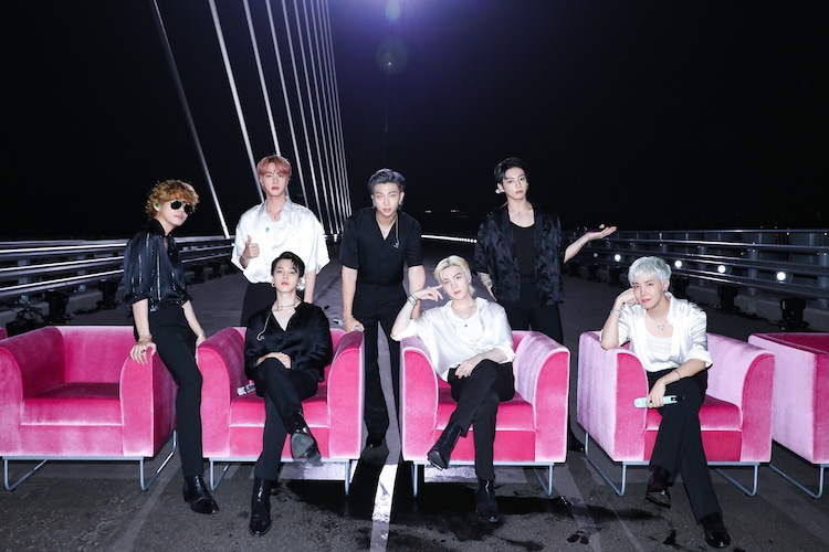 Bts ザ トゥナイト ショー の Butter パフォーマンスは橋の上から Youtubeで映像公開 動画あり 音楽ナタリー