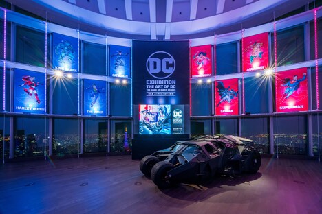 「DC展 スーパーヒーローの誕生」で初公開されている、バットマンの特殊車両“バットモービル タンブラー”の実物大レプリカ。DC SUPER HEROES and all related characters and elements © & ™ DC Comics.WB SHIELD: © & ™ WBEI. (s21)