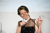 「歌よ」を歌唱する中村佳穂。