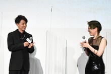 「歌よ」を歌唱した中村佳穂に拍手を送る佐藤健。