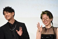 左から佐藤健、中村佳穂。