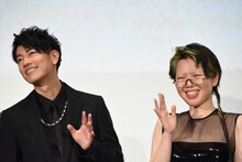 左から佐藤健、中村佳穂。