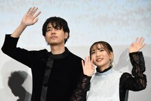 左から成田凌、幾田りら。